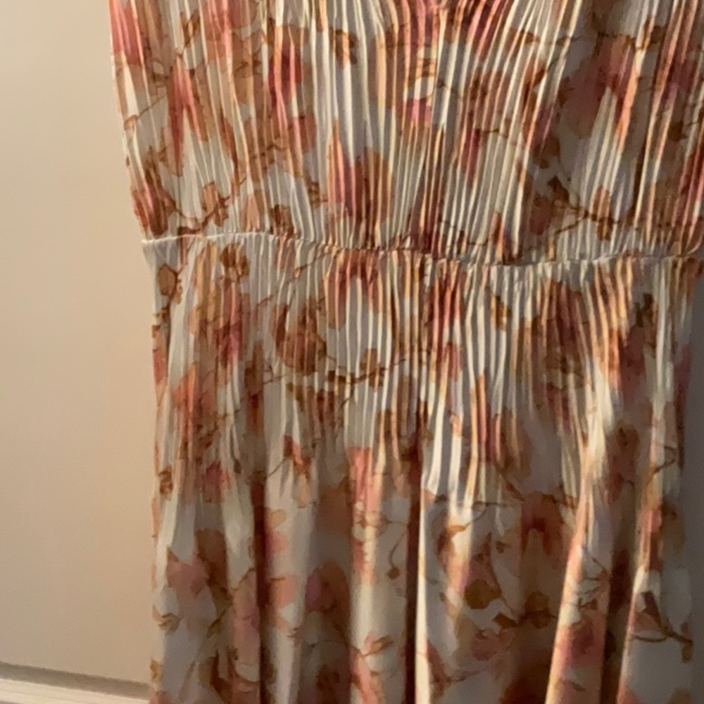 VINCE FLORAL CRUSHED SATIN DRESS Color soil Midi Dress in Cream and Pink size XL - Picture 9 of 10